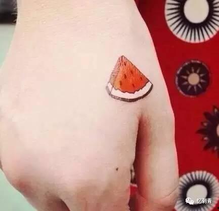 纹身现场吃瓜,吃瓜群众围观一幕