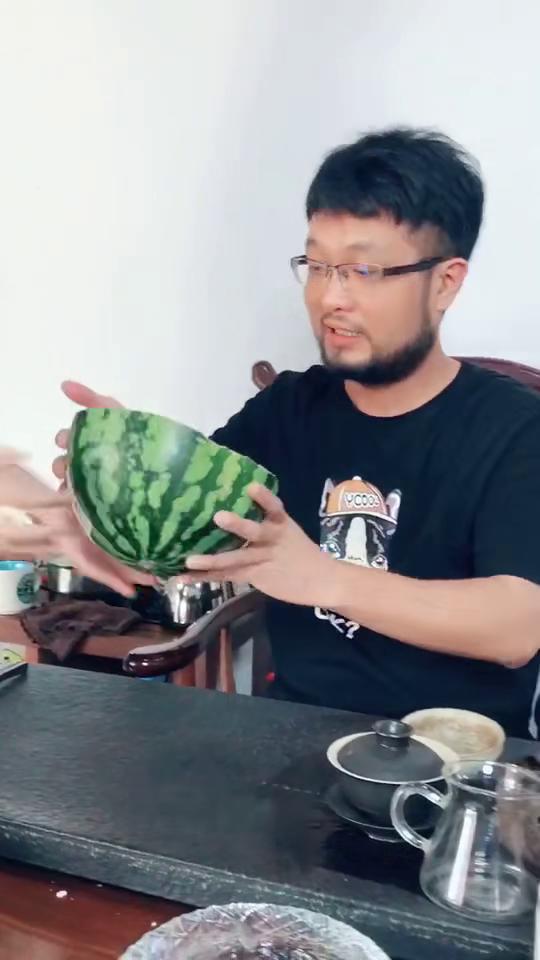 吃瓜视频配的bgm,跟随吃瓜视频的bgm，探寻音乐背后的故事